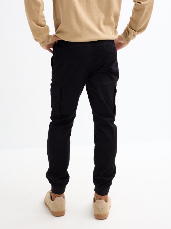 Pantalón jogger perneras con bolsillos negro vista media trasera