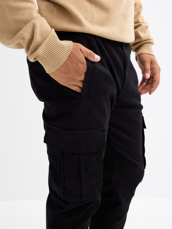 Pantalón jogger perneras con bolsillos negro vista detalle