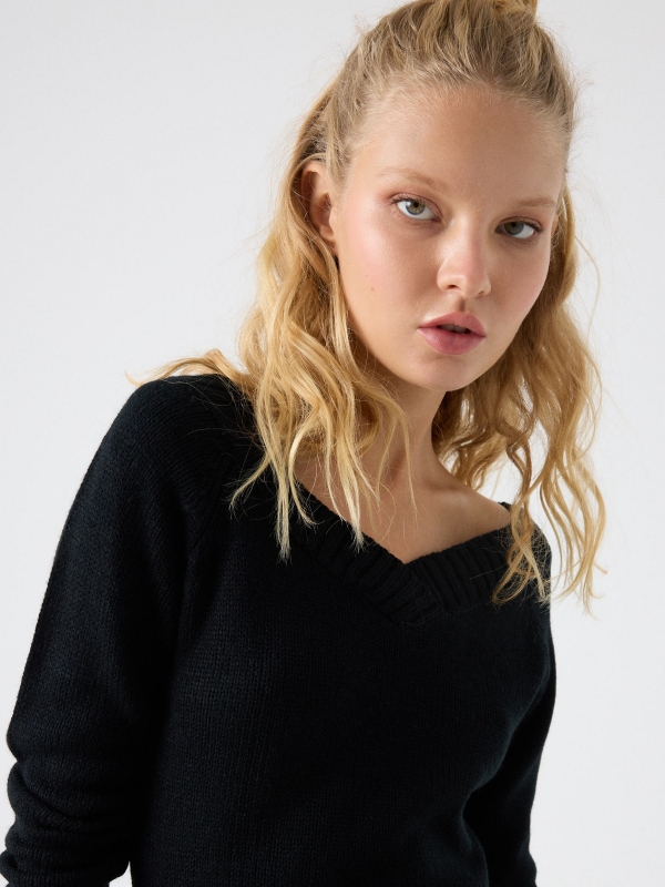 V-neck marbled sweater black detail view