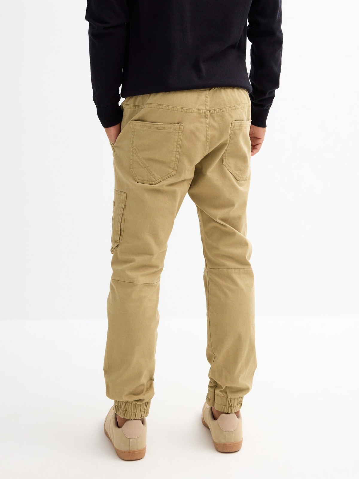 Calças jogger com bolso fechado amarelo vista meia traseira