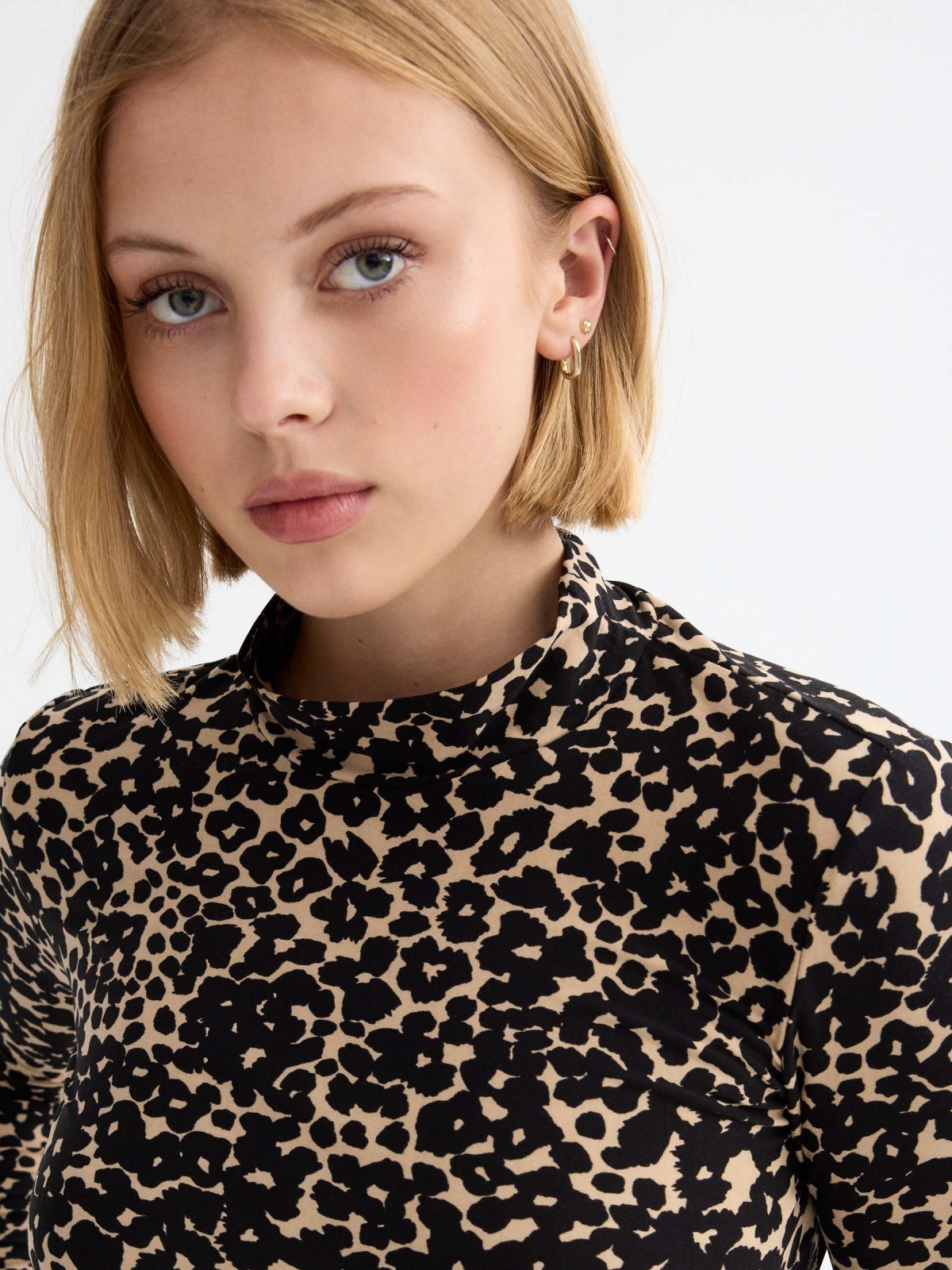 Animal print turtleneck black/beige detail view