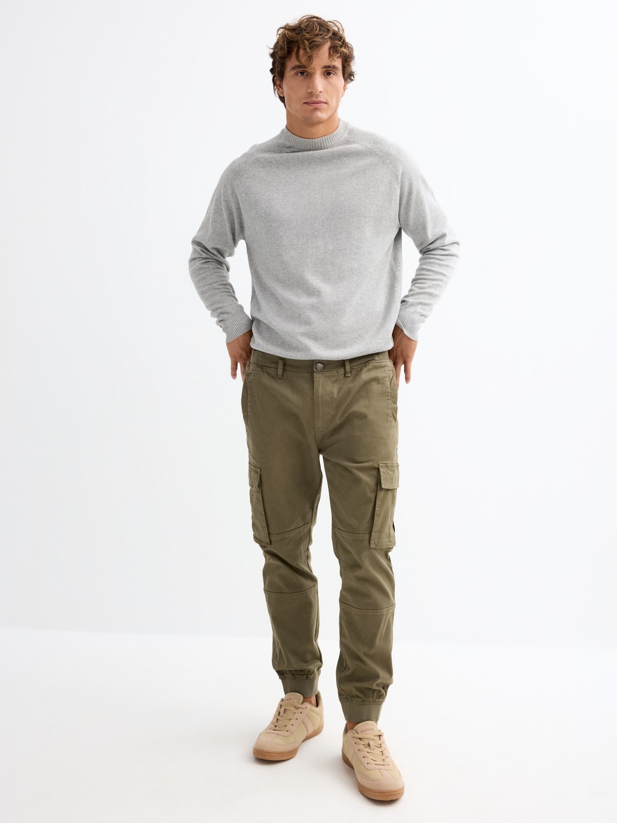 Calças de perna larga com bolsos cáqui vista geral frontal