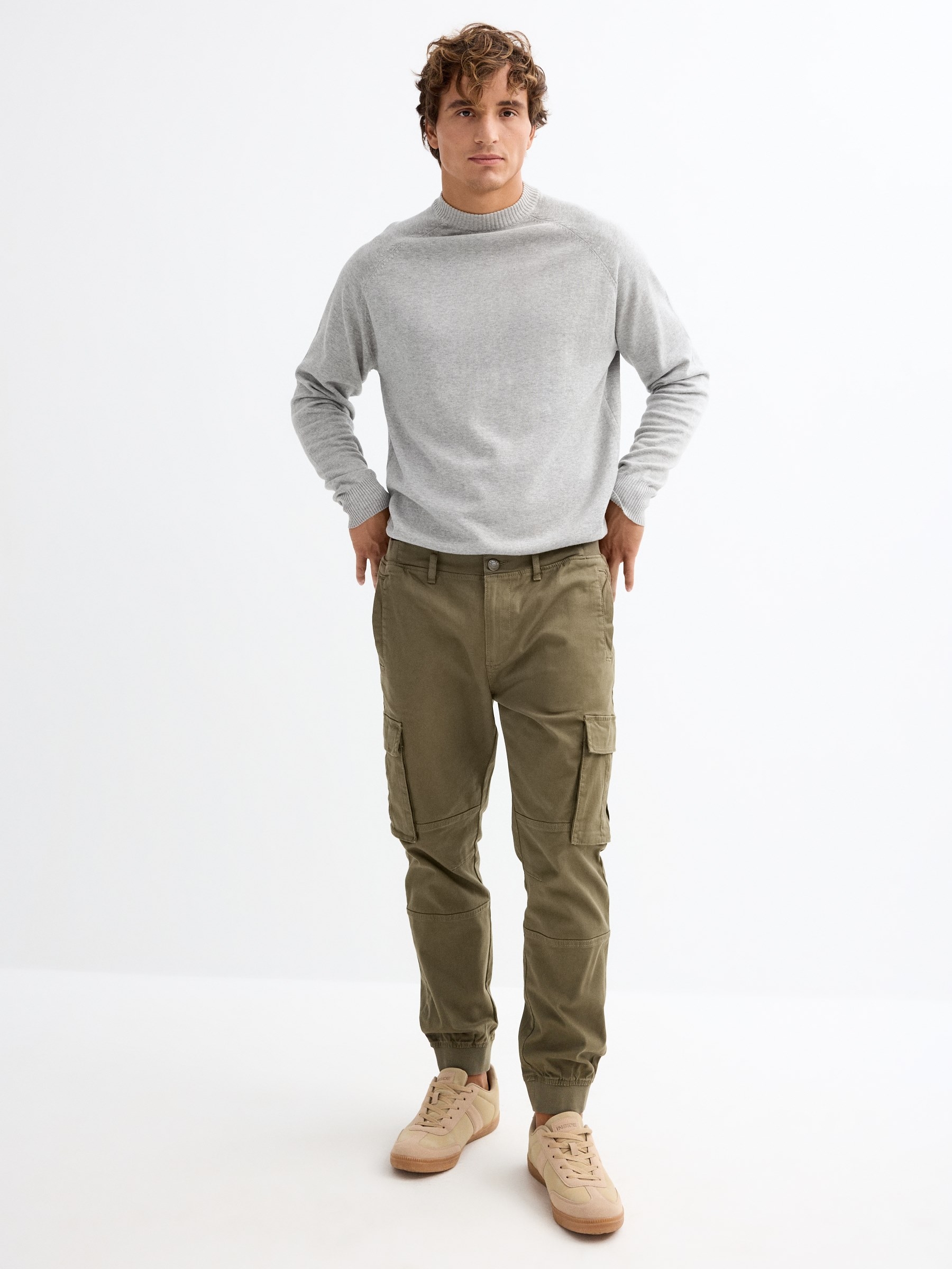 Calças de perna larga com bolsos cáqui vista geral frontal