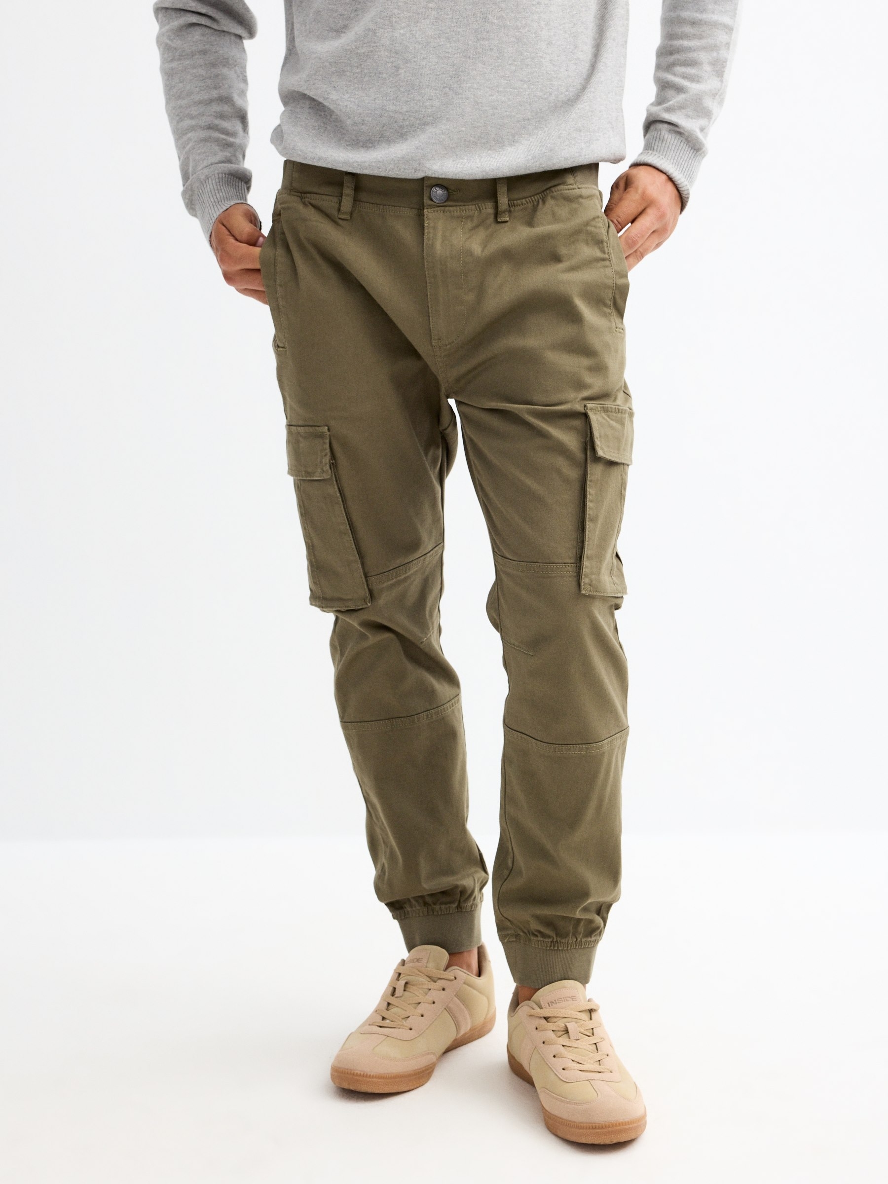 Calças de perna larga com bolsos cáqui vista geral frontal