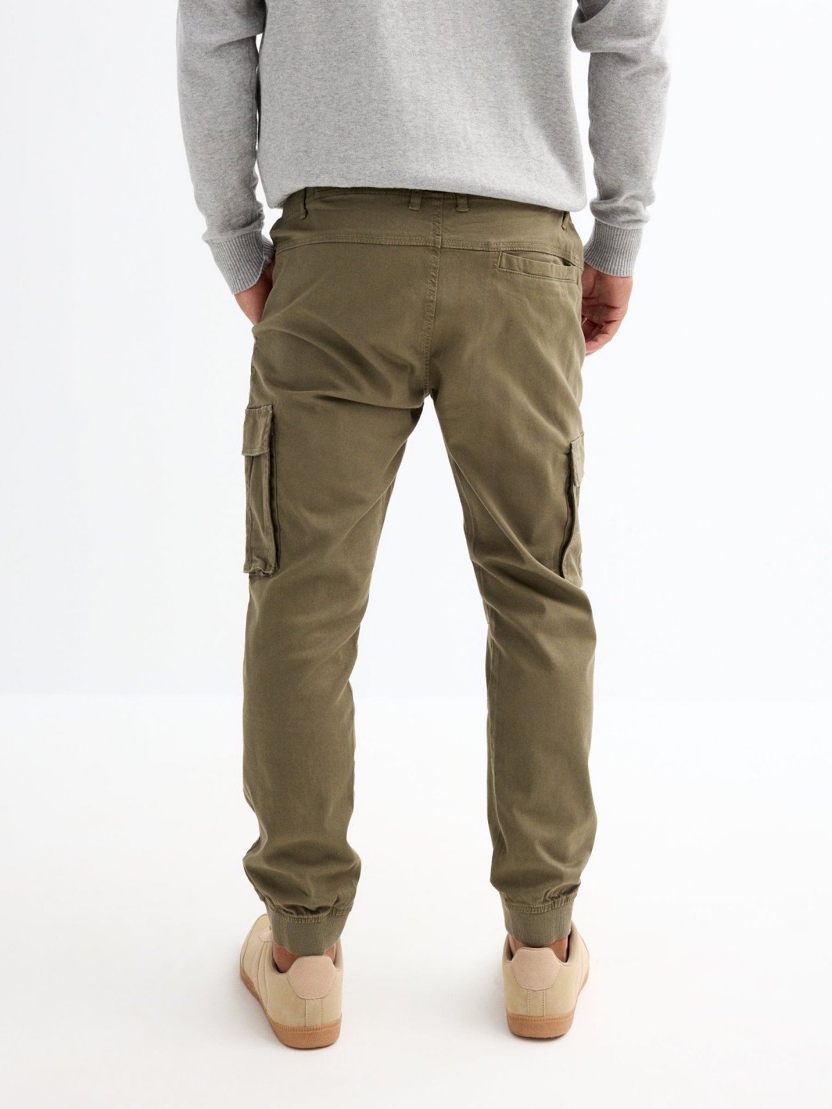 Calças de perna larga com bolsos cáqui vista meia traseira