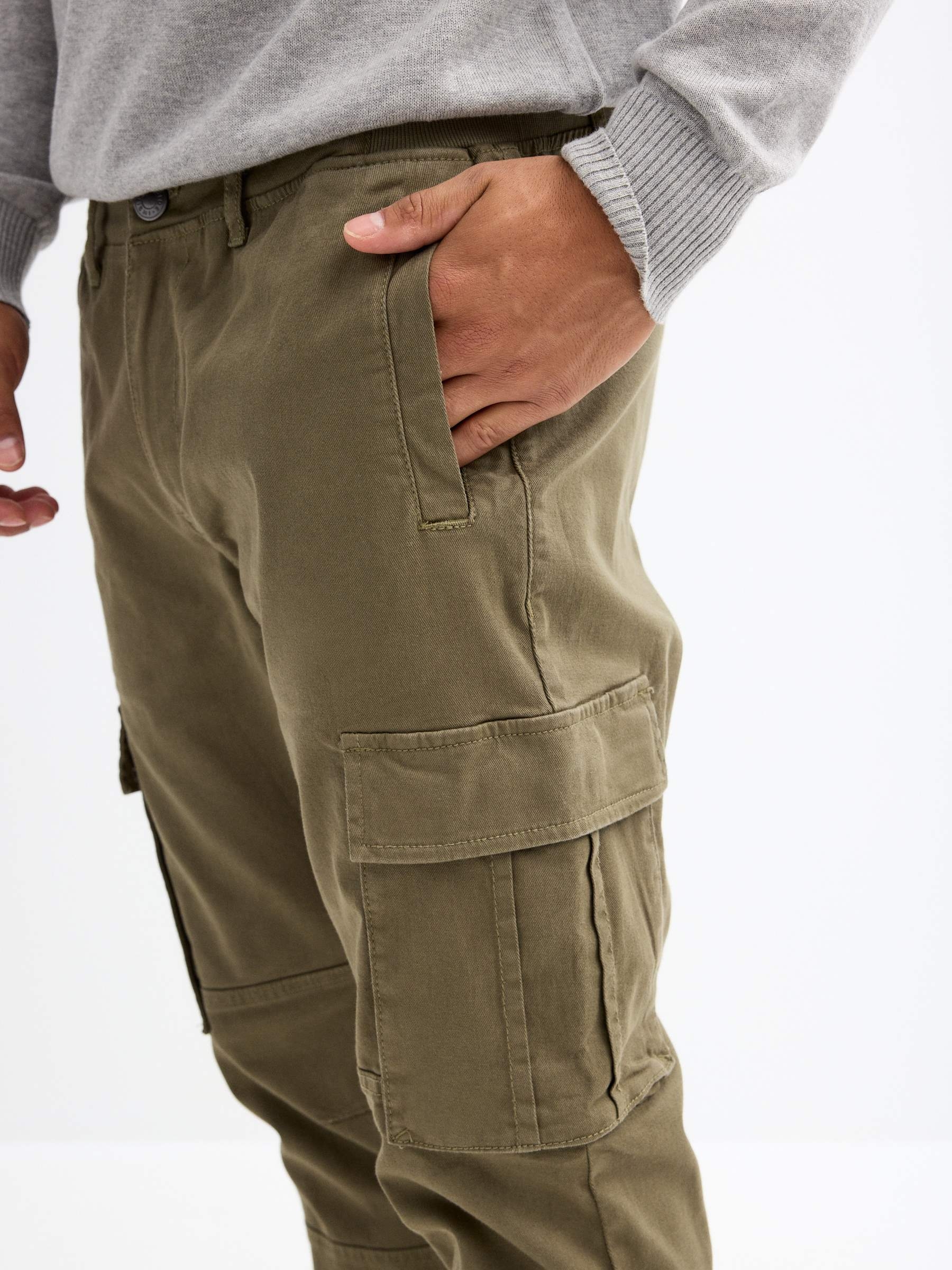 Calças de perna larga com bolsos cáqui vista geral frontal