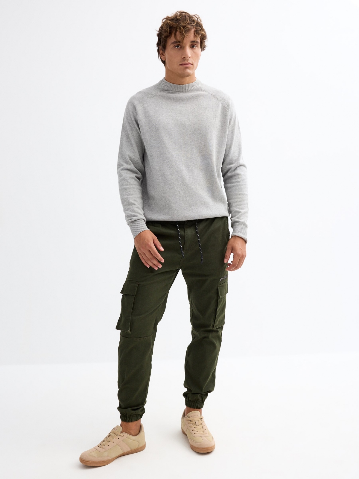 Pantalón jogger multibolsillos kaki vista general frontal
