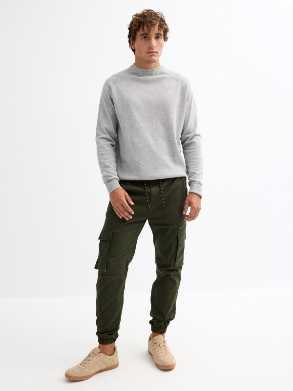 Pantalón jogger multibolsillos kaki vista general frontal