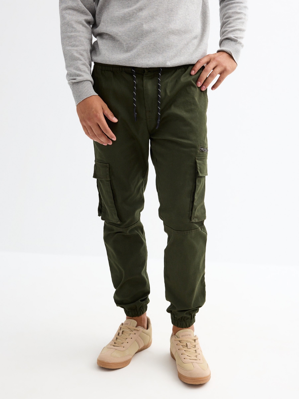 Pantalón jogger multibolsillos kaki vista media frontal