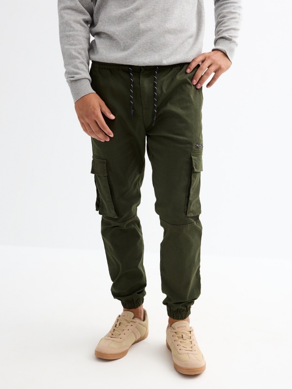 Pantalón jogger multibolsillos kaki vista media frontal