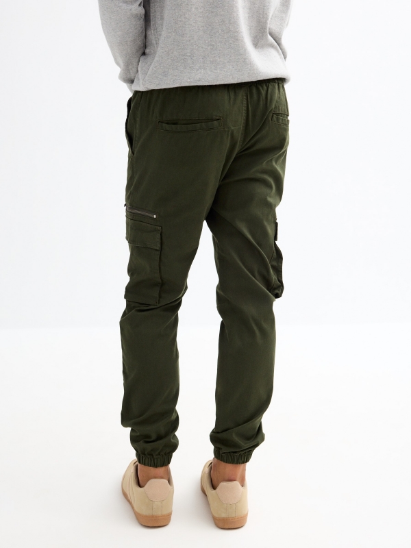 Pantalón jogger multibolsillos kaki vista media trasera