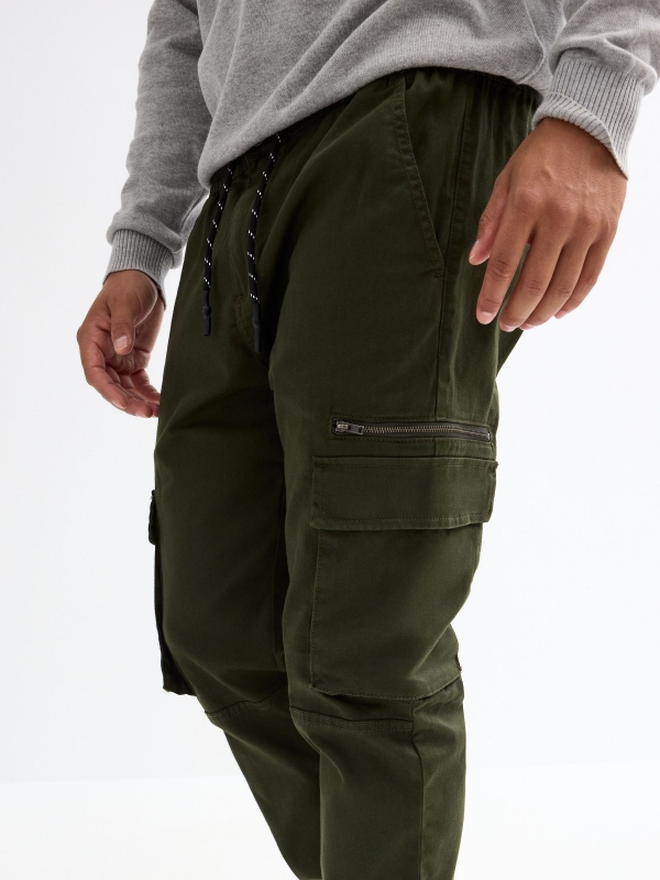 Pantalón jogger multibolsillos kaki vista detalle