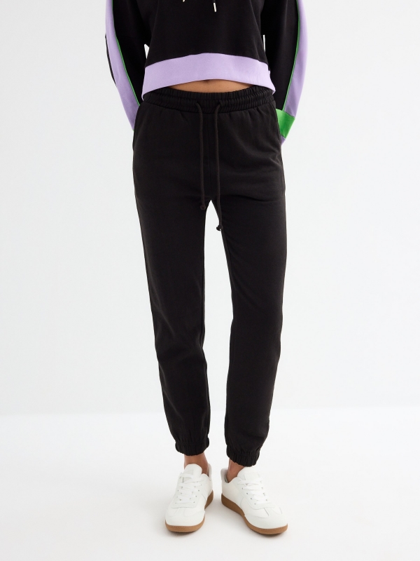 Pantalón jogger felpa negro vista media frontal