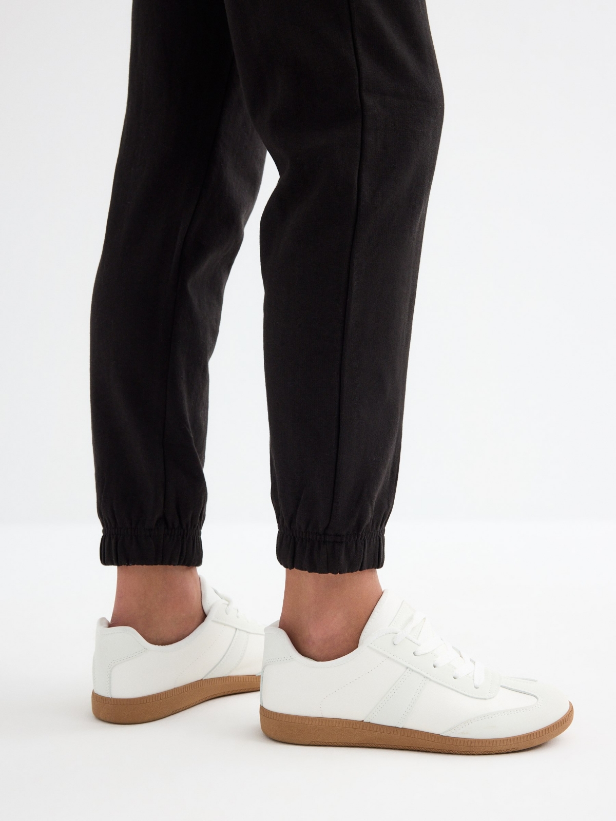 Pantalón jogger felpa negro vista detalle