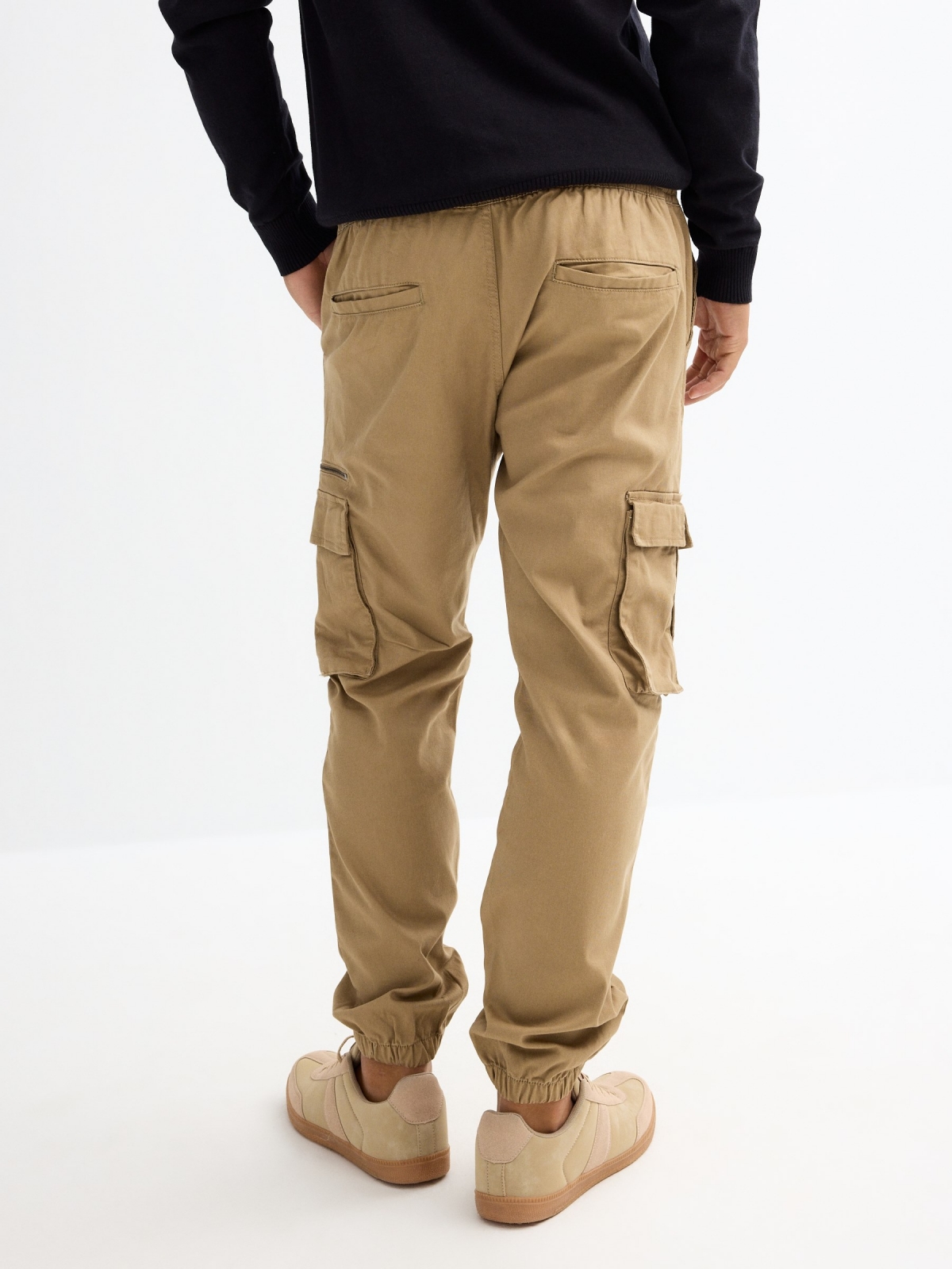 Pantalón jogger multibolsillos beige vista media trasera