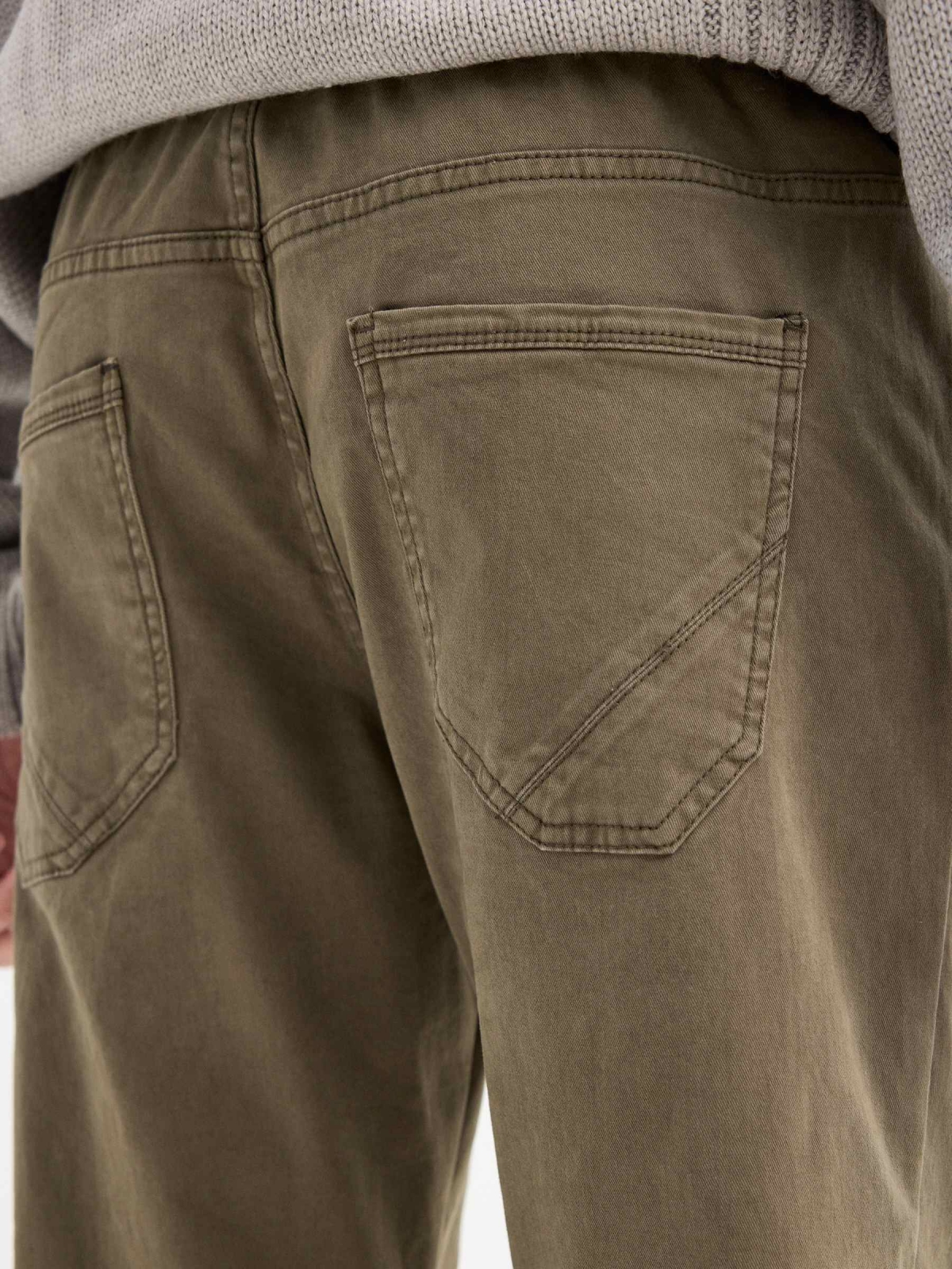 Pantalón jogger bolsillo cerrado verde vista detalle