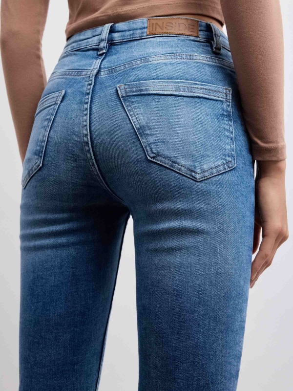 Jeans skinny básicas cintura média azul vista detalhe