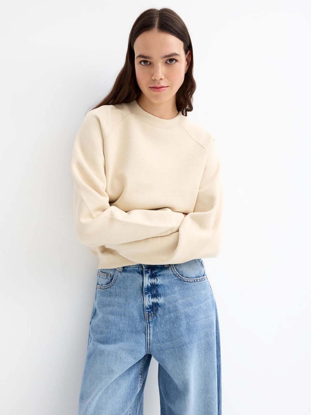 Sweatshirt round neck sand detail view