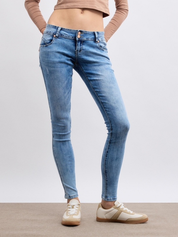 Jeans skinny cintura baixa e efeito lavado azul vista meia frontal