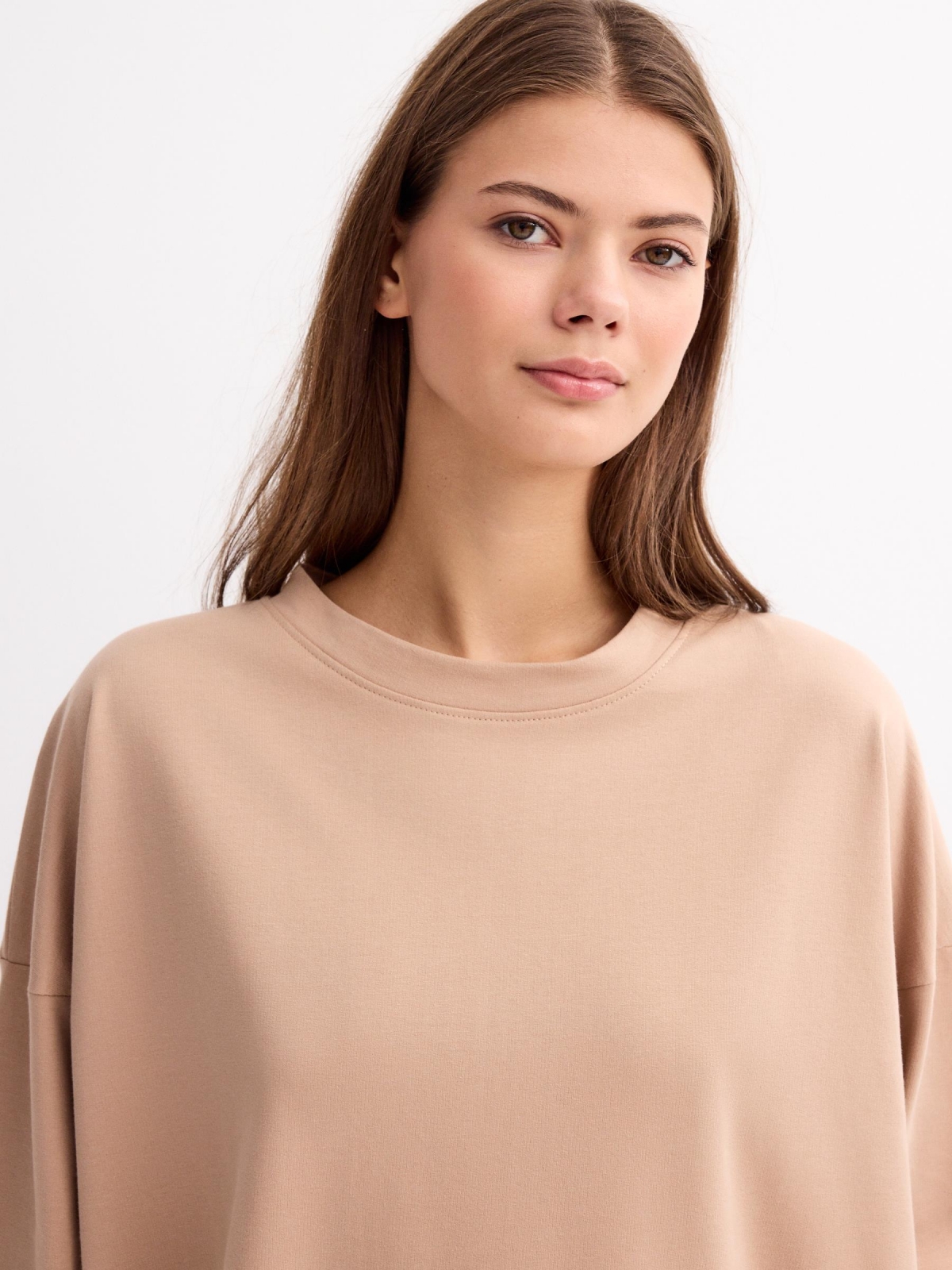 Camisola básica oversized taupe vista detalhe