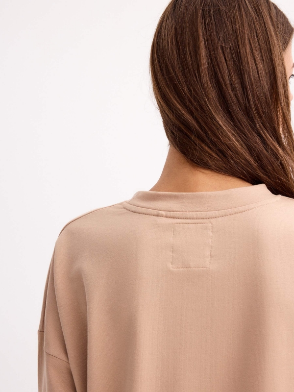 Camisola básica oversized taupe vista detalhe