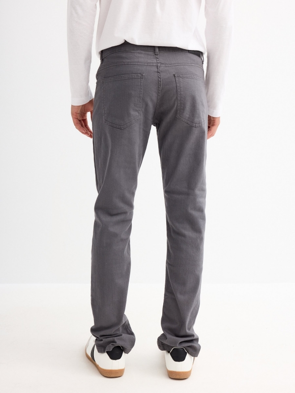 Jeans básicos de colores gris vista media trasera
