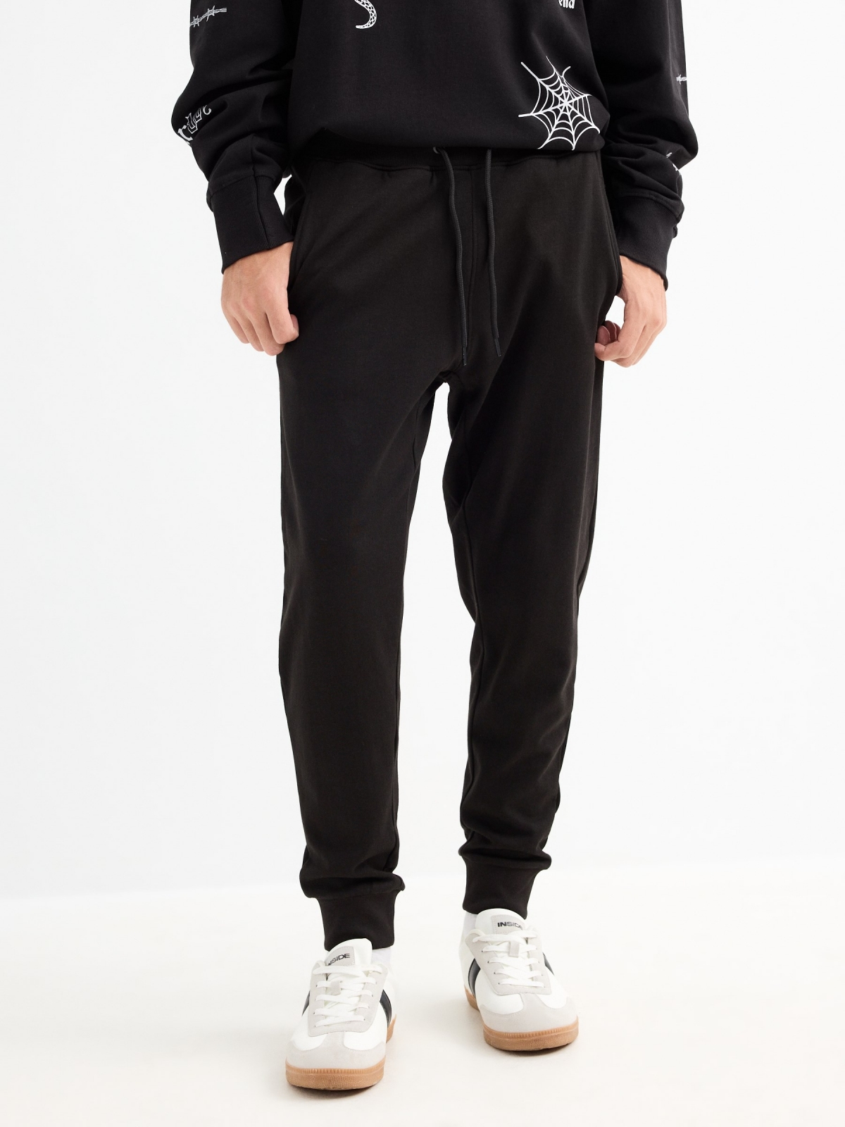 Pantalón jogger sport negro vista media frontal