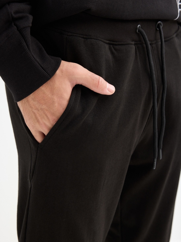 Calças desportivas jogger preto vista detalhe