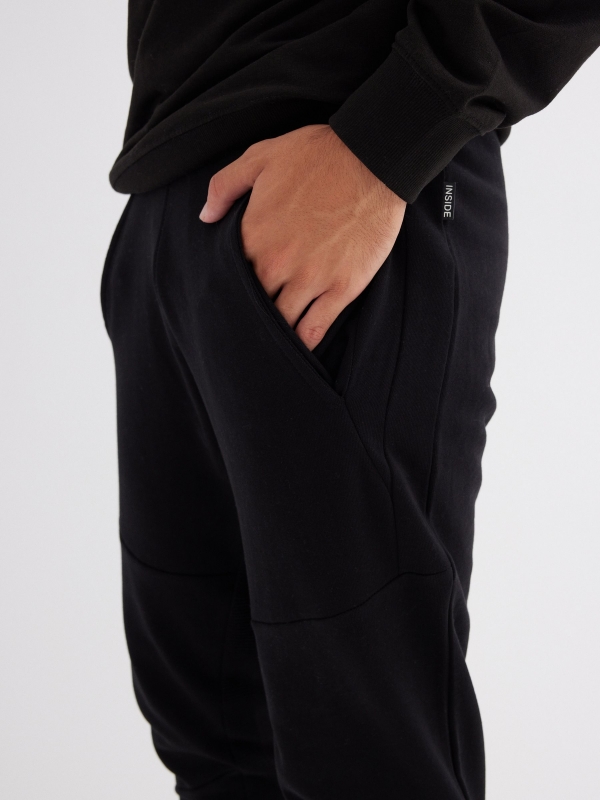 Pantalón jogger deportivo negro vista detalle