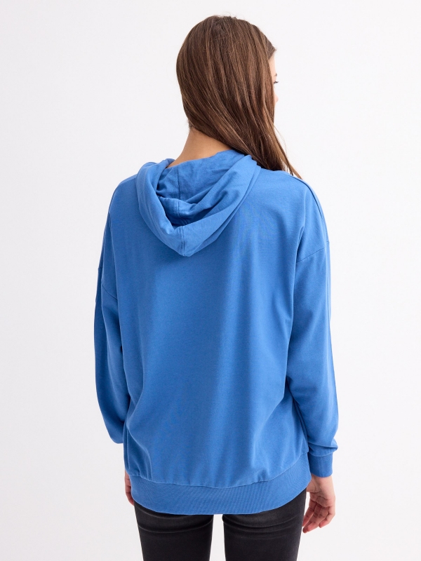 Sudadera canguro básica azul vista media trasera