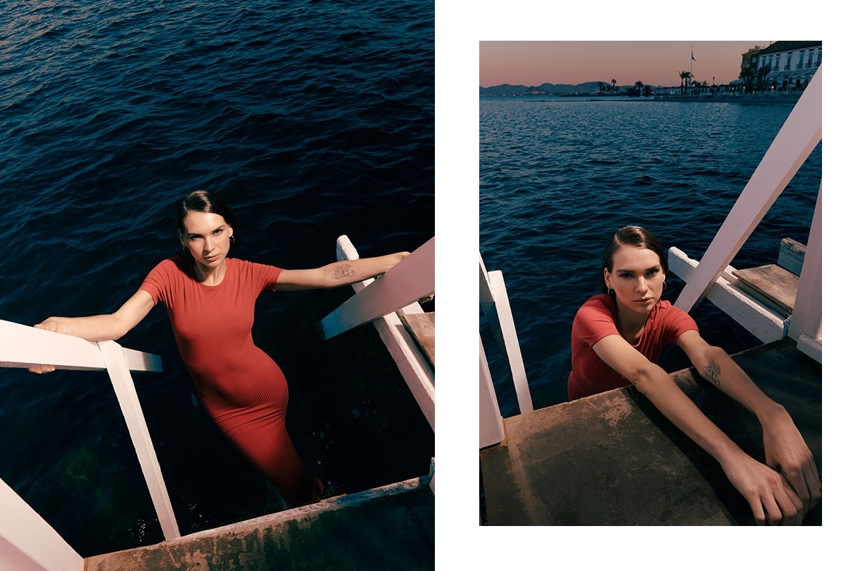 Vestido midi canalé rojo mineral vista media frontal