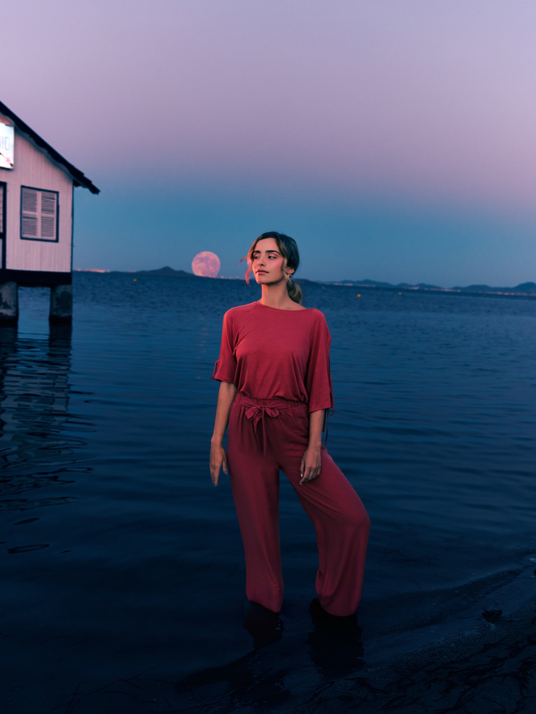 Calças com gravata fluida vermelho mineral vista geral frontal