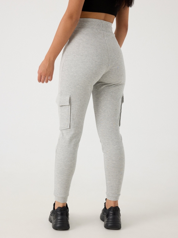 Pantalón jogger negro con bolsillos gris melange vista media trasera