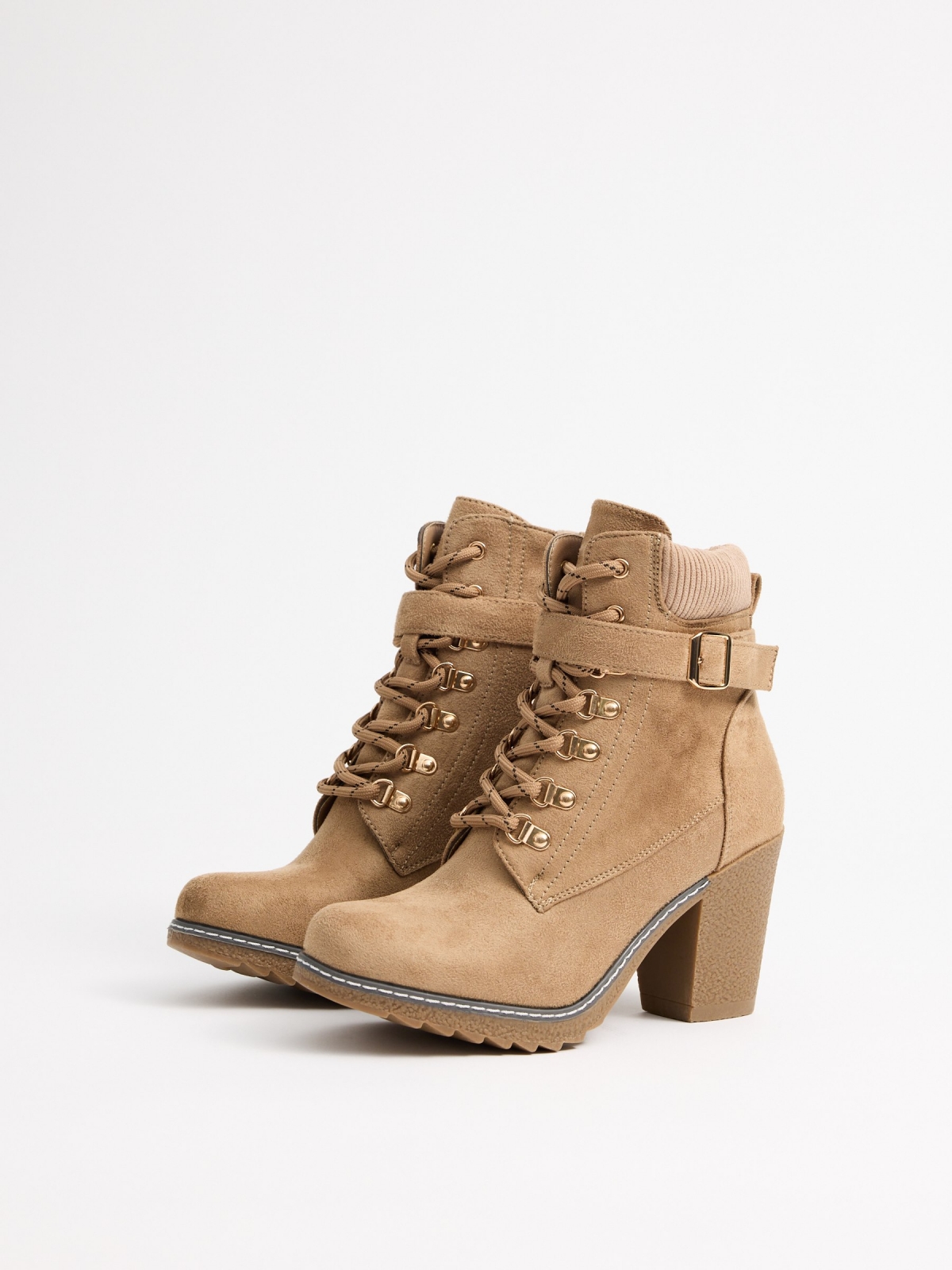 Botas marrons com salto bege vista frontal 45º