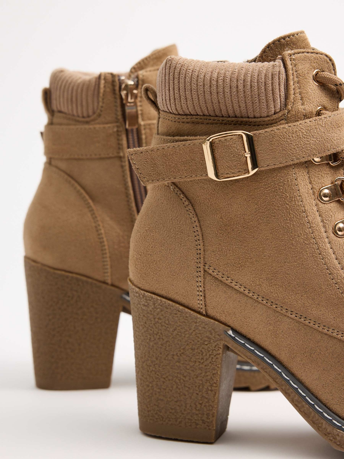 Botas marrons com salto bege vista detalhe