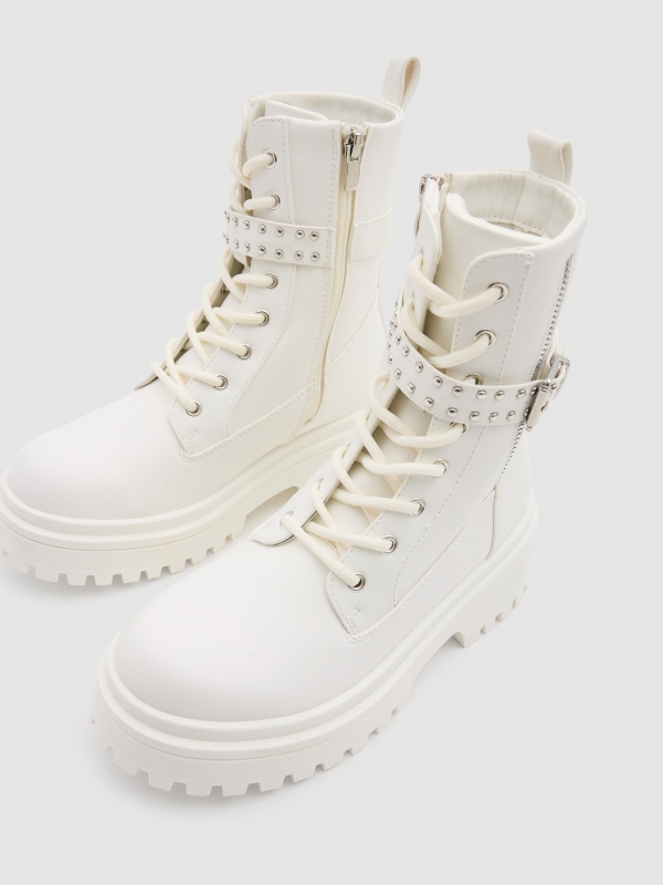 Botas com cadarço e tira branca branco vista detalhe