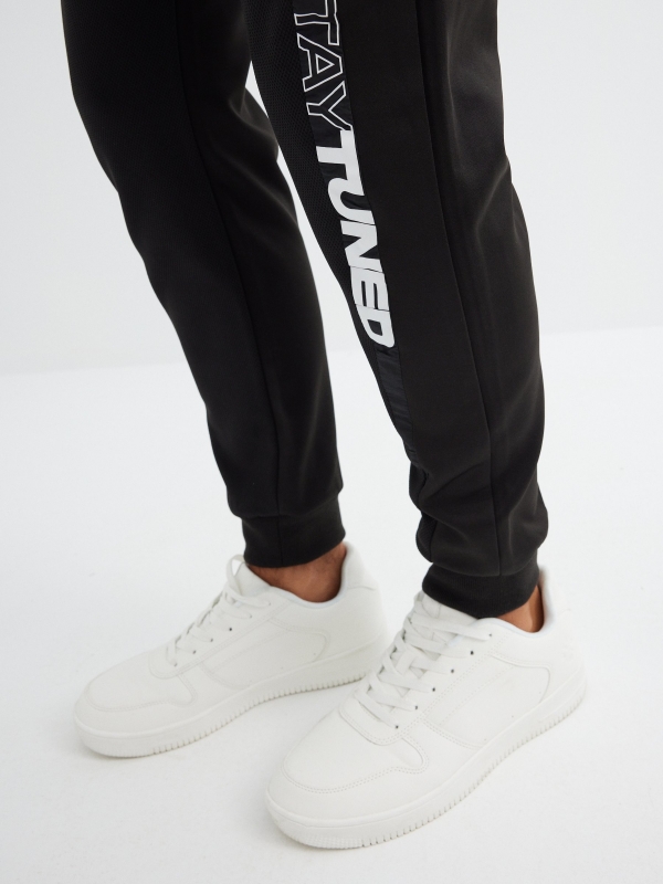 Pantalón jogger deportivo negro vista detalle