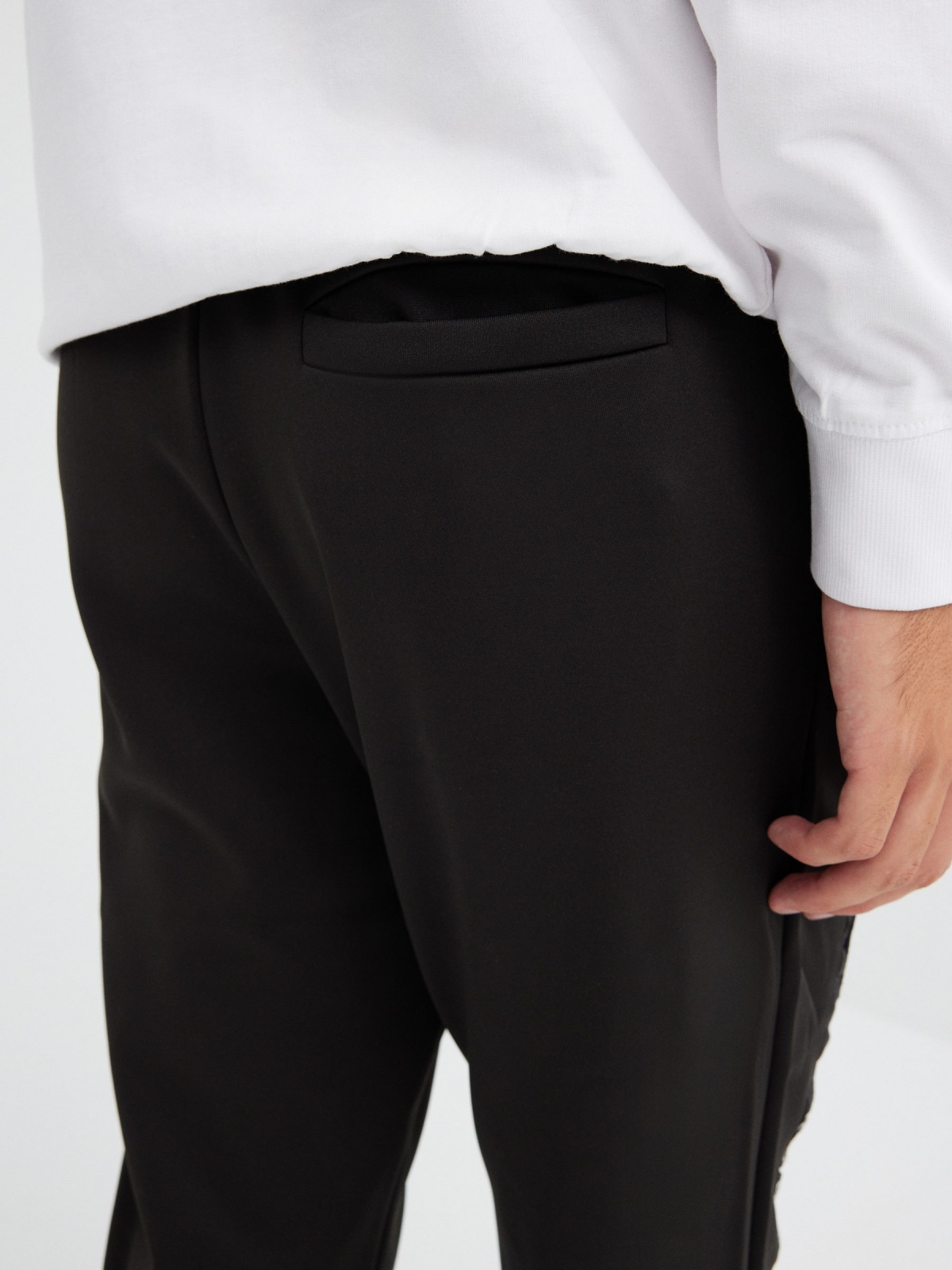 Pantalón jogger deportivo negro vista detalle