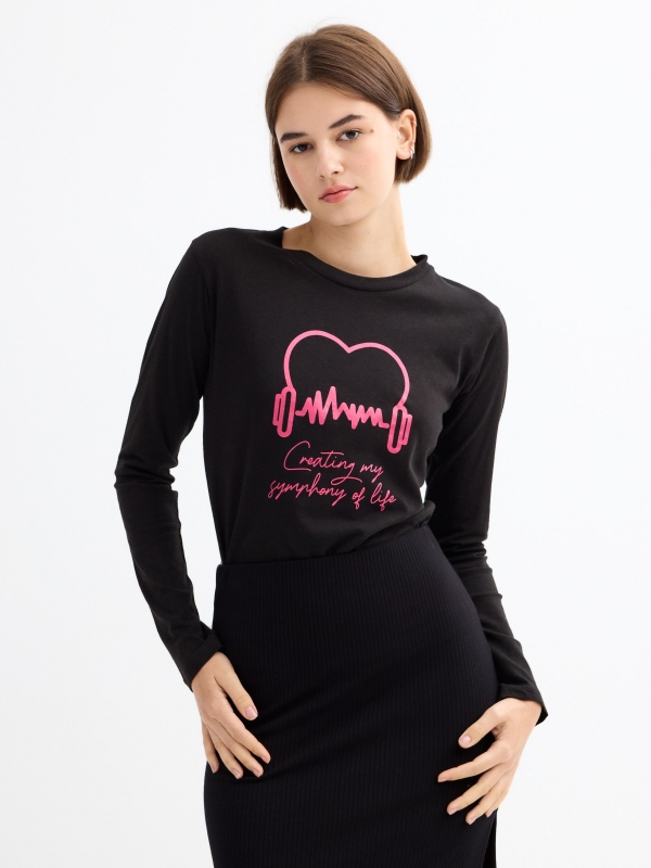 Camiseta manga larga negra gráfico negro vista media frontal