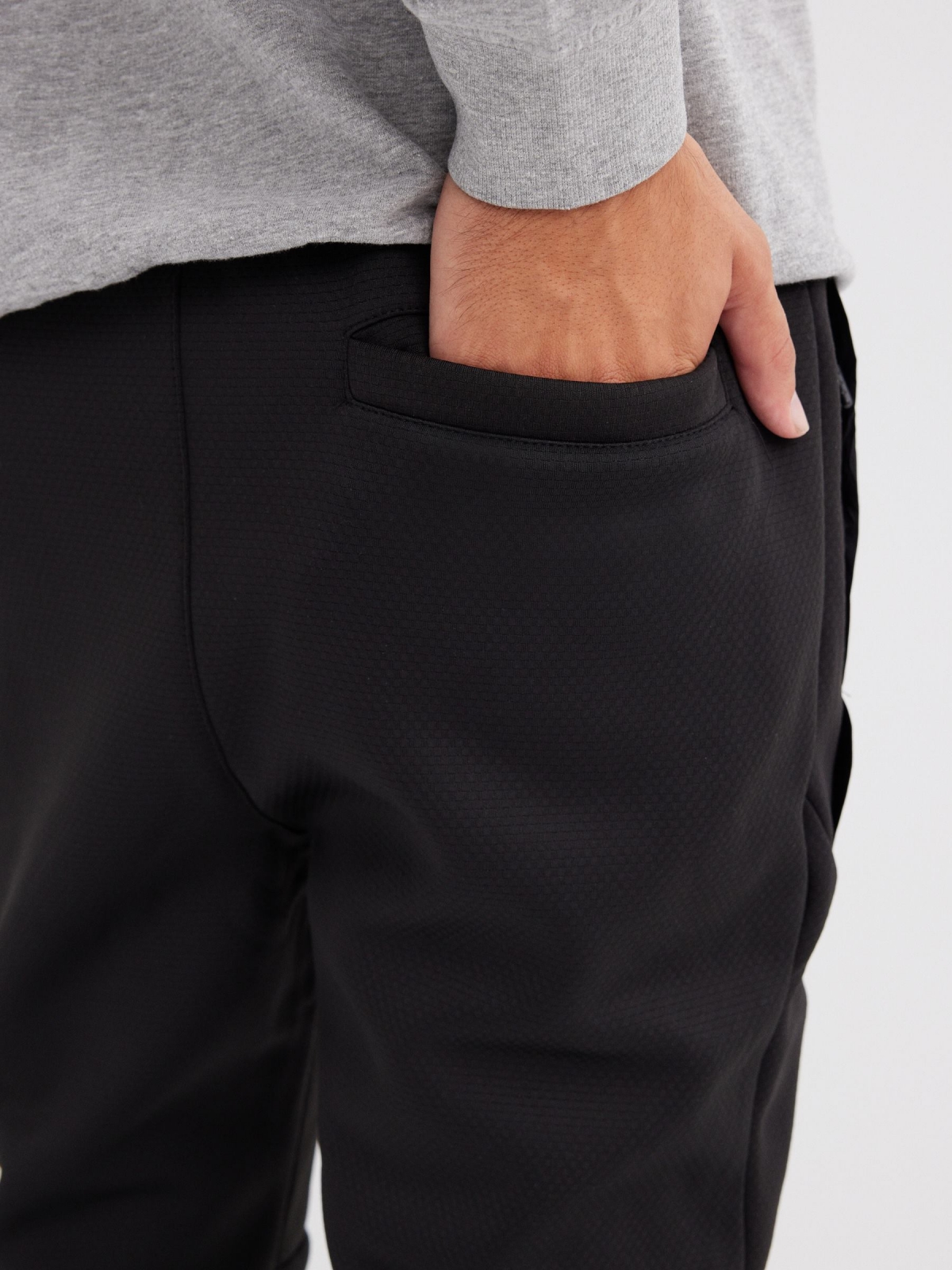 Calças desportivas jogger preto vista detalhe