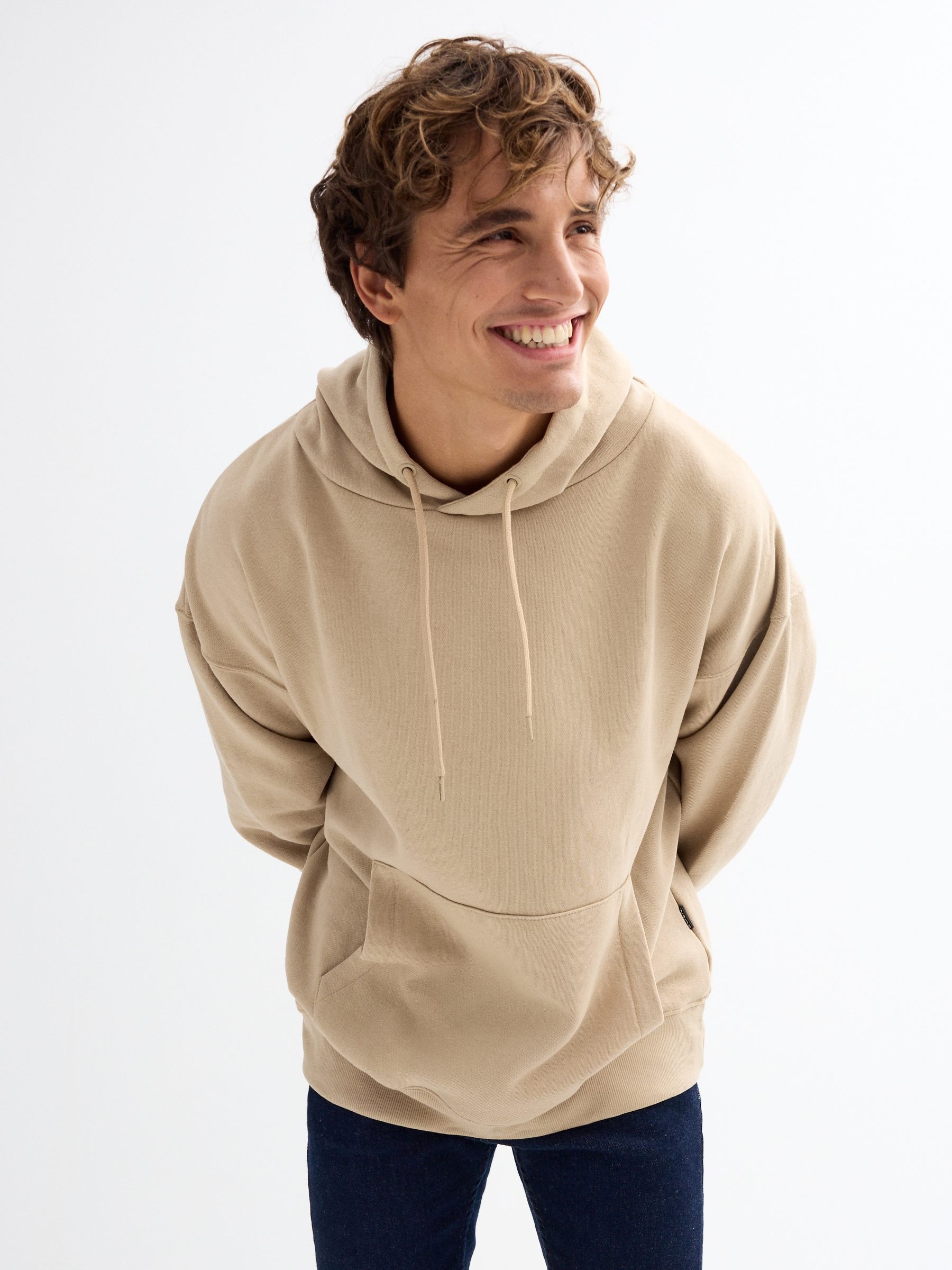 Sudadera básica con capucha arena vista media frontal
