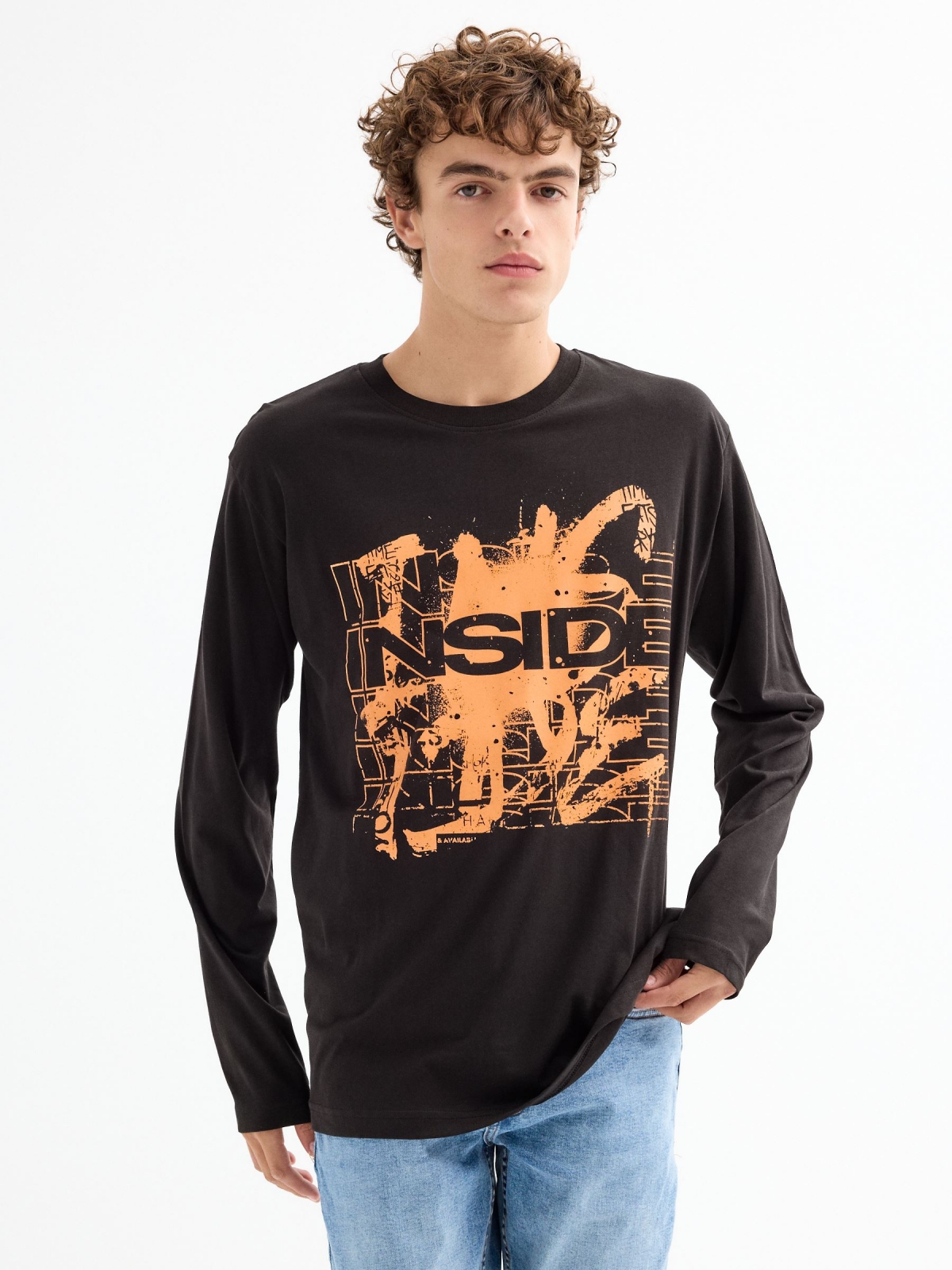 Long sleeve logo t-shirt black middle front view