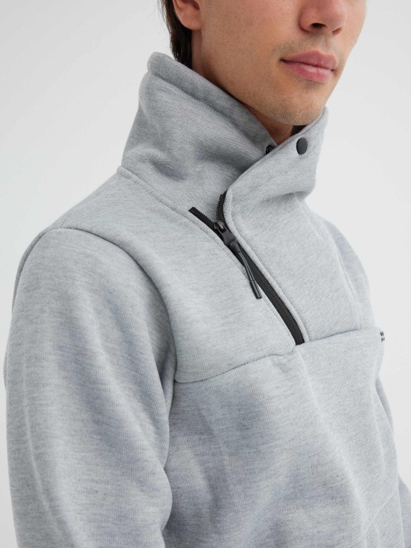 Sudadera manga larga cuello cruzado gris melange medio vista detalle