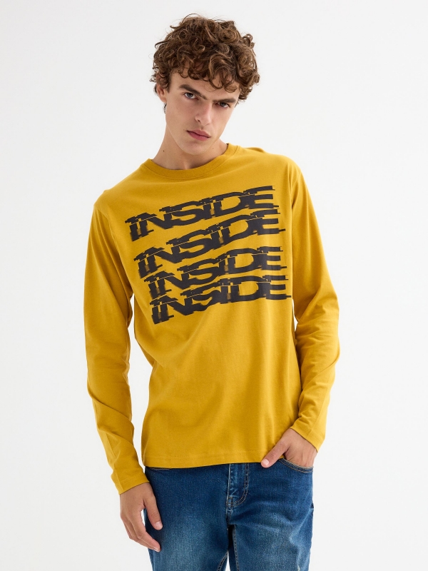 Camiseta Inside manga larga ocre vista media frontal