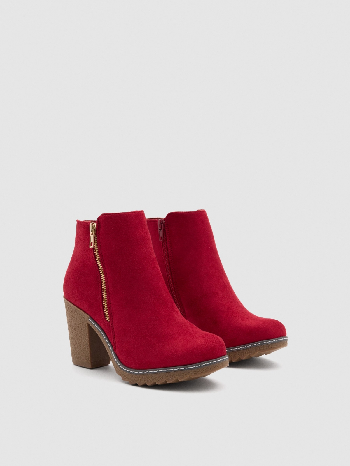 Heeled boots with double zipper red 45º front view