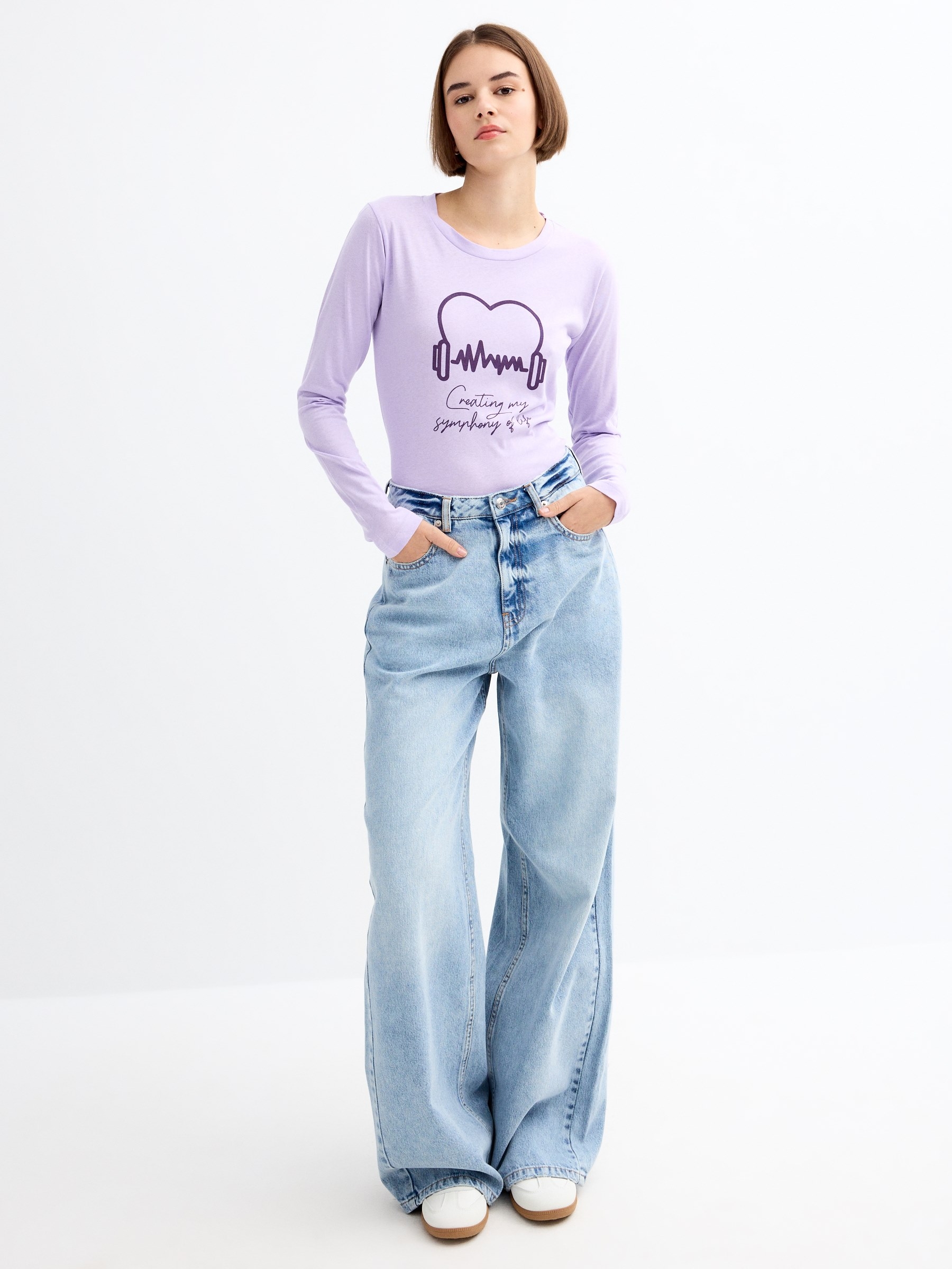 T-shirt gráfica preta de manga comprida buganvília vista meia frontal