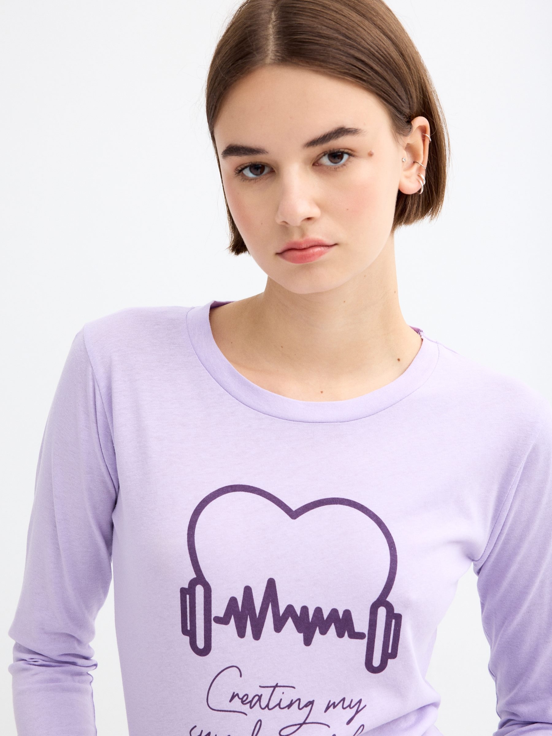 Camiseta manga larga negra gráfico buganvilla vista media frontal