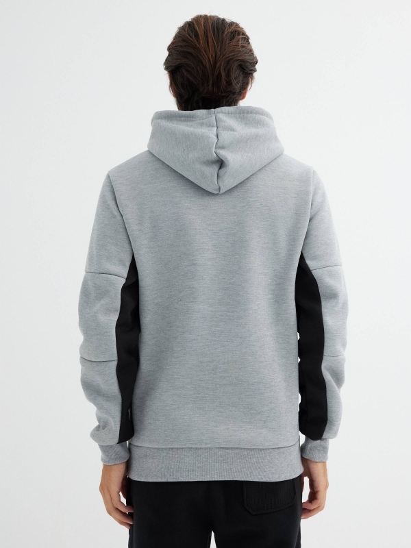 Sudadera con capucha deportiva gris vista media trasera