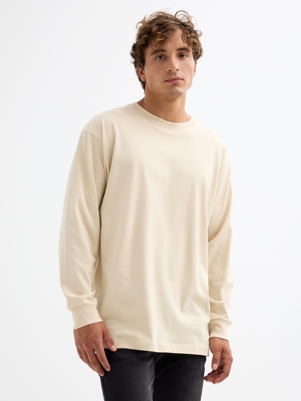 T-shirt preta básica de manga comprida areia vista meia frontal