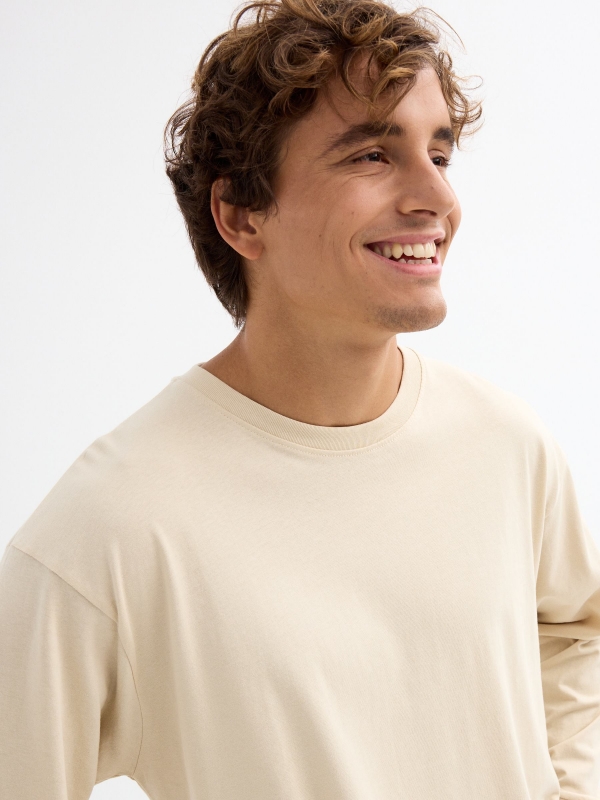 T-shirt preta básica de manga comprida areia vista detalhe